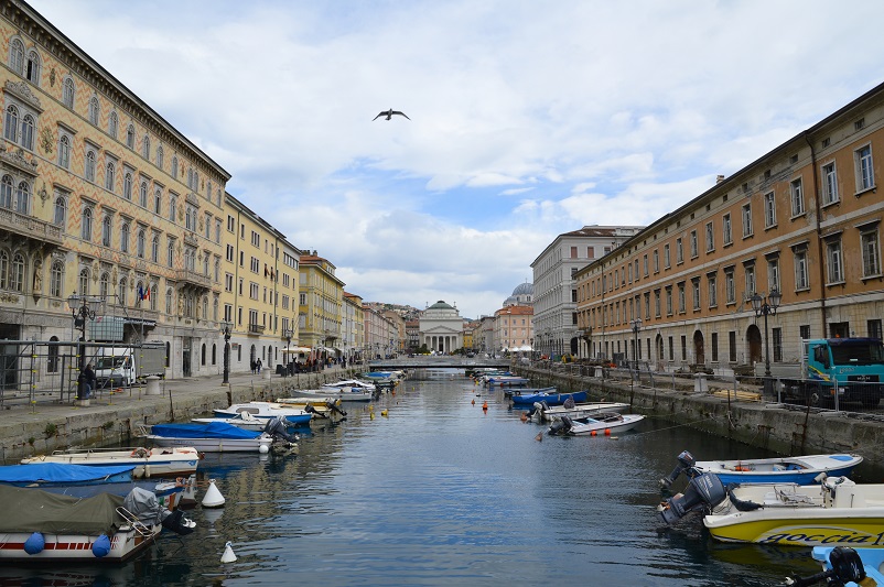 Canal cu bărci în Trieste, Italia