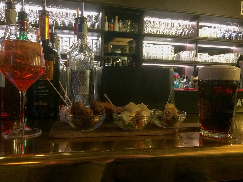 măsline, paste și cocktailuri la un bar din Trieste