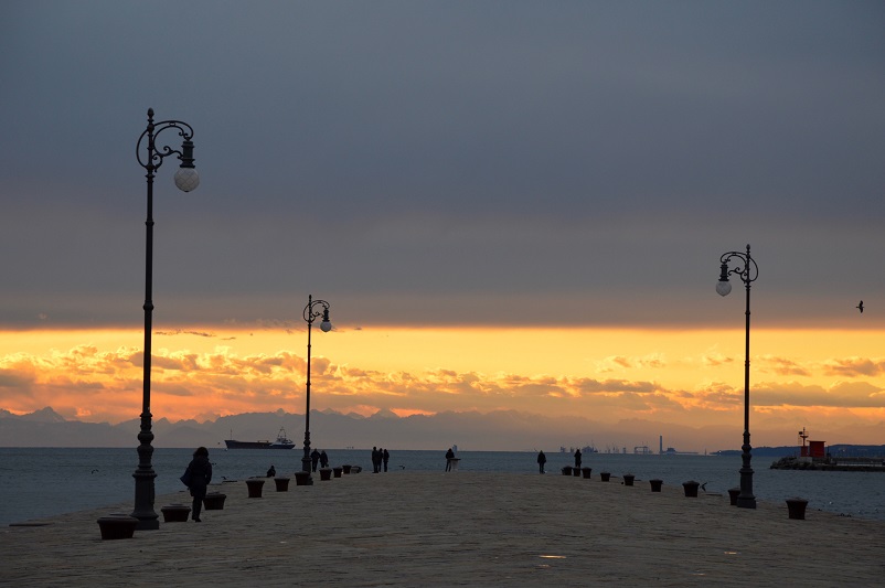 Apus de soare pe un dig care duce la Marea Adriatică, Trieste