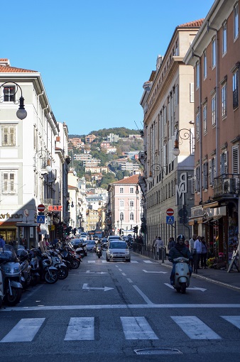 stradă aglomerată cu case construite pe dealuri în depărtare, Trieste